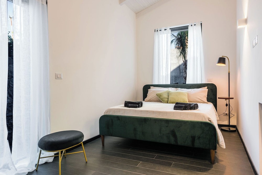 Leone Apartment with Garden
