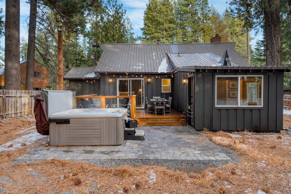 Westlake Cabin by Avantstay Hot Tub Near Skiing Walk to Restaurants Lake