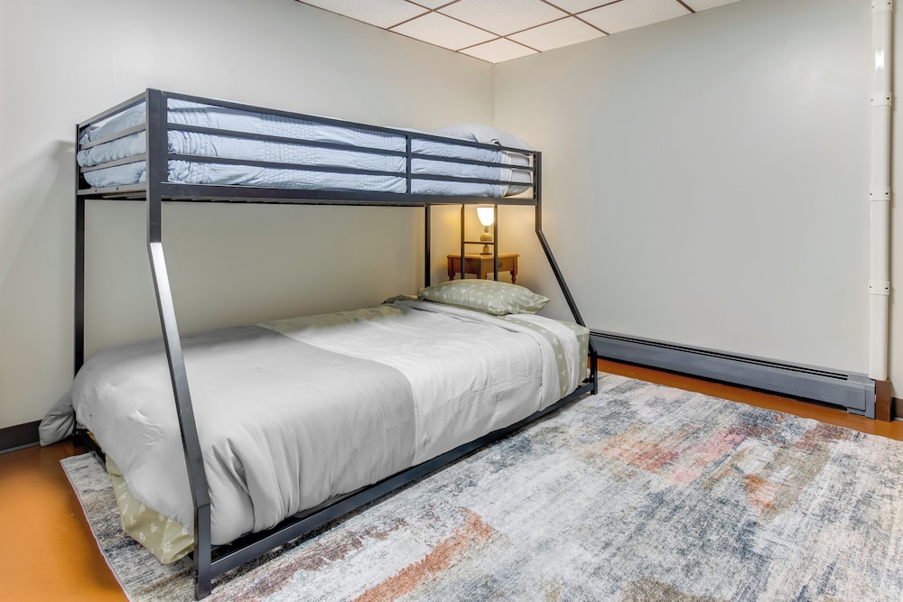 9 Mi to Downtown Rushville: Cozy Getaway w/ Grill