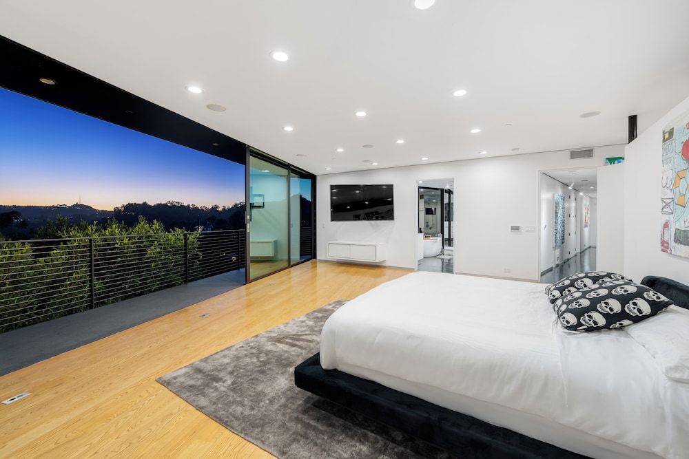 Glass Mansion - Chic Glass Villa in LA Hills With Views, Style & Serenity