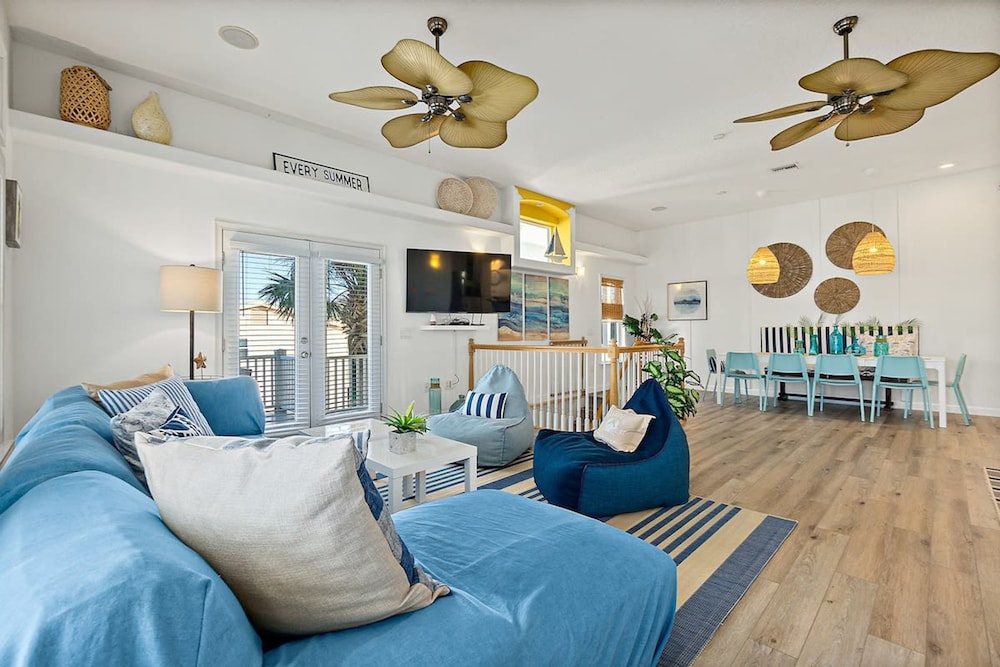 Perfect Beach House 2min Walk With Heated Pool and Hot Tub 4 bed 3 Bath With Pet Friendly