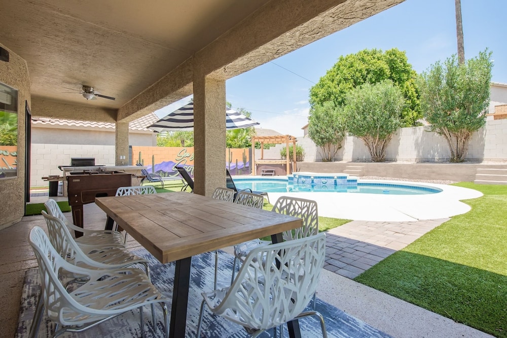 Scottsdale Paradise Poolside With Hot Tub Gym