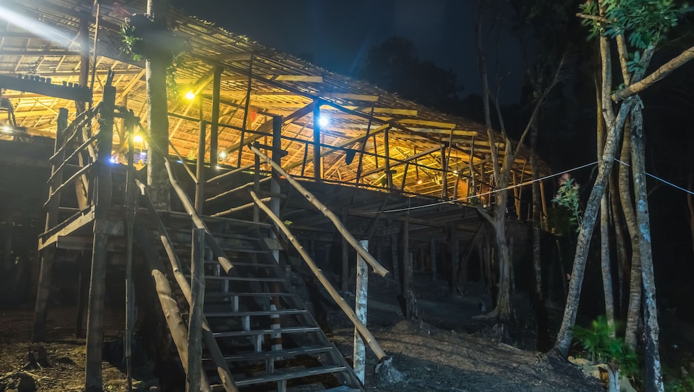 Driftwood Hostel and Bungalows