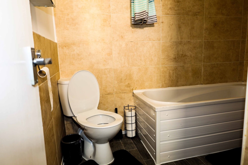 Nottingham 5-br, Sleeps 11 w/ Garden & Parking