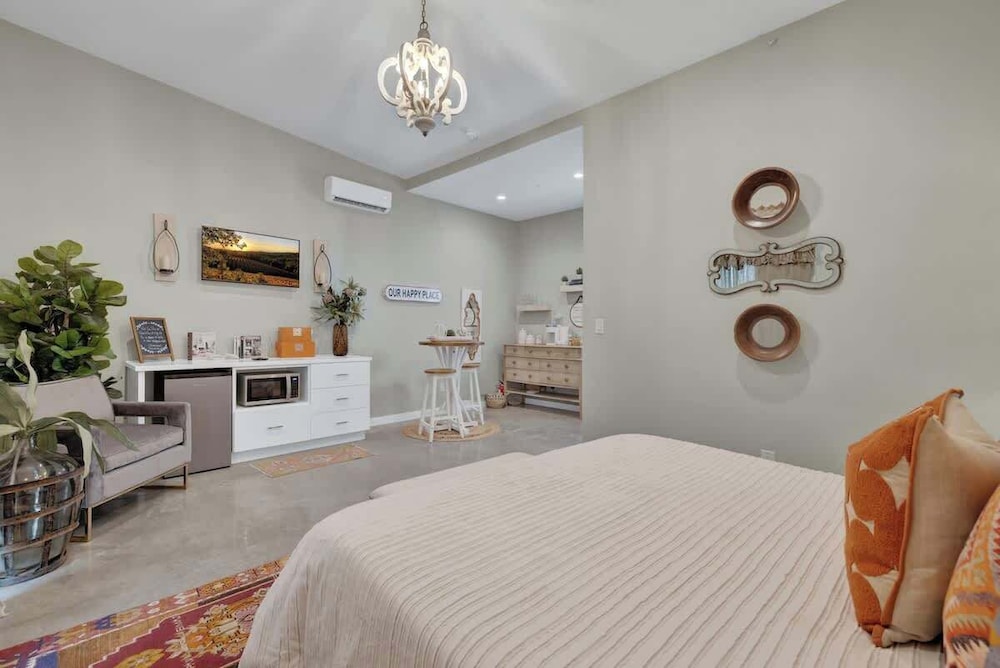Pop-2: Hot-tub/close to Main St!