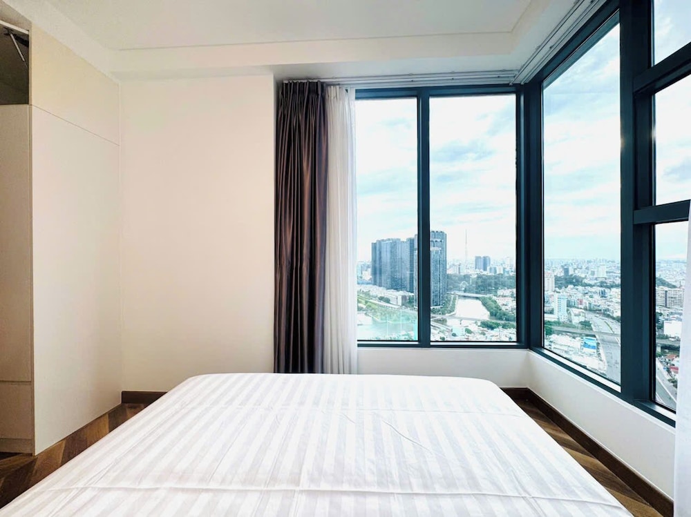 Skyway White & Silver Riverside Resident - Binh Thanh, HCM