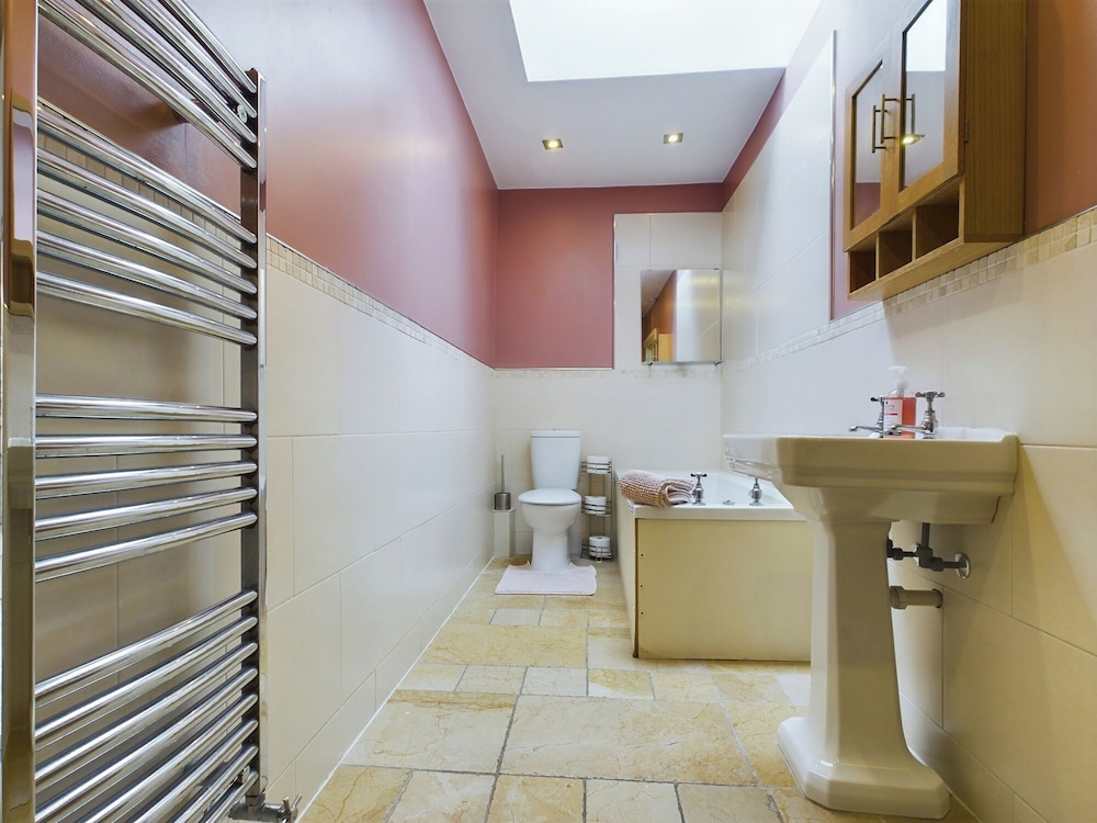 Country House-14guests-parking-hottub-amazingviews