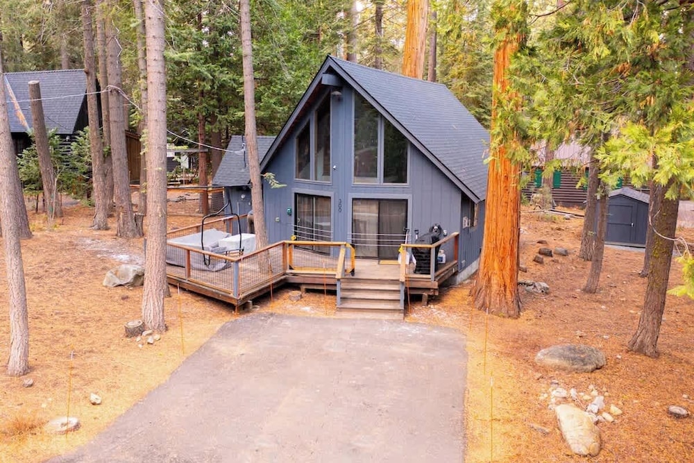 Cozy Tahoma Cabin in the Pines Sleeps 6 + Pets