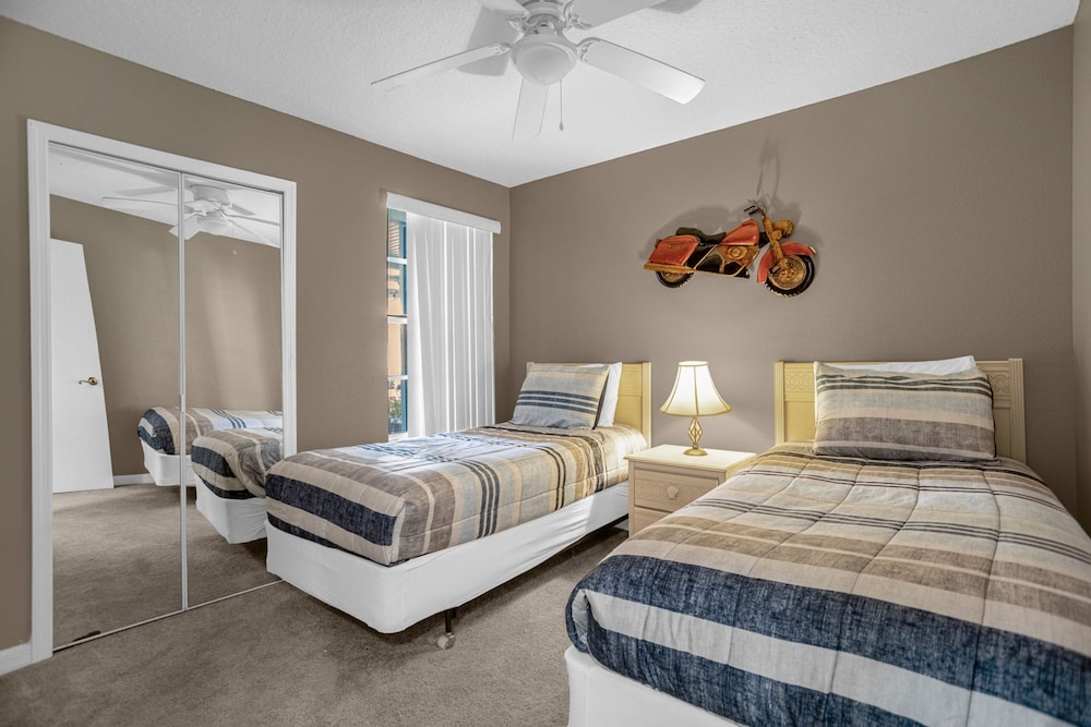 Upstay Stylish Condo w Garden Patio Near Disney