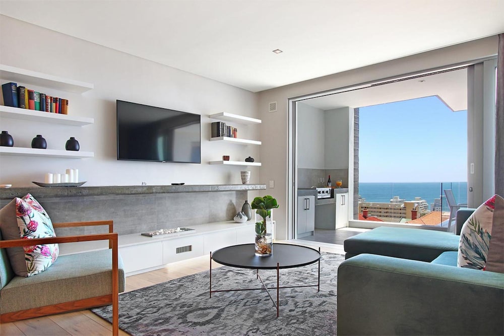 Bright 2bed in Sea Point w Sea Views Helio Haven
