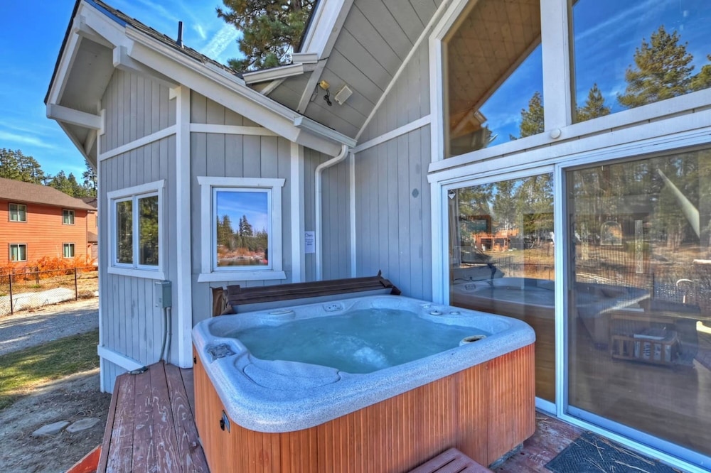 Lakefront Estate with Views and Hot tub