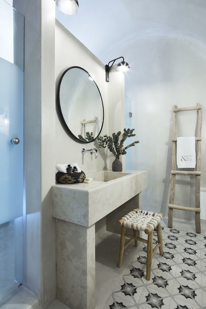 White and Co. La Torre Suites