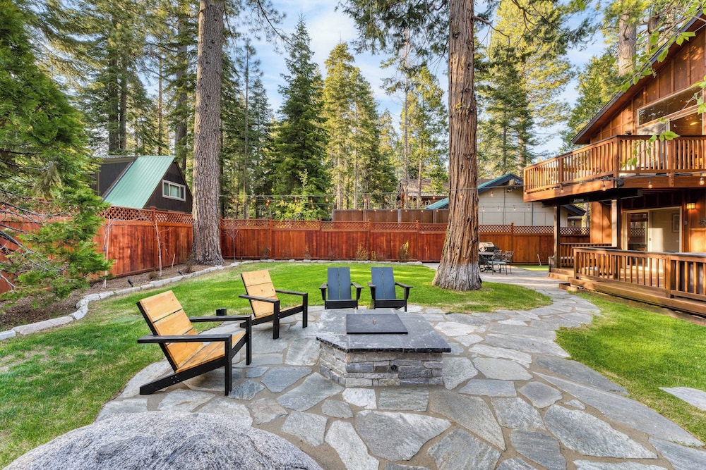 Washoe Chalet by Avantstay Game Room, Hot Tub, Putting Green & Fire Pit