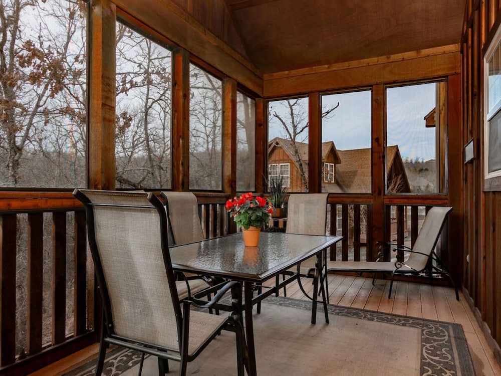 Bear Hug - Cabin Comfort - Outdoor Pool - Walking Trails -family/group Fun! view 2