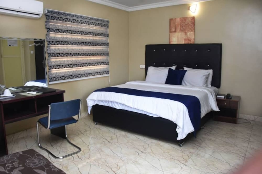 Beautiful 1 Bed, Living Room in a Hotel Penthouse view 4