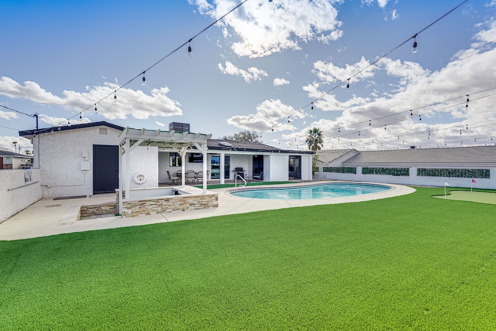 Sunny Arizona Oasis w/ Views - 2 Mi to Lake Havasu