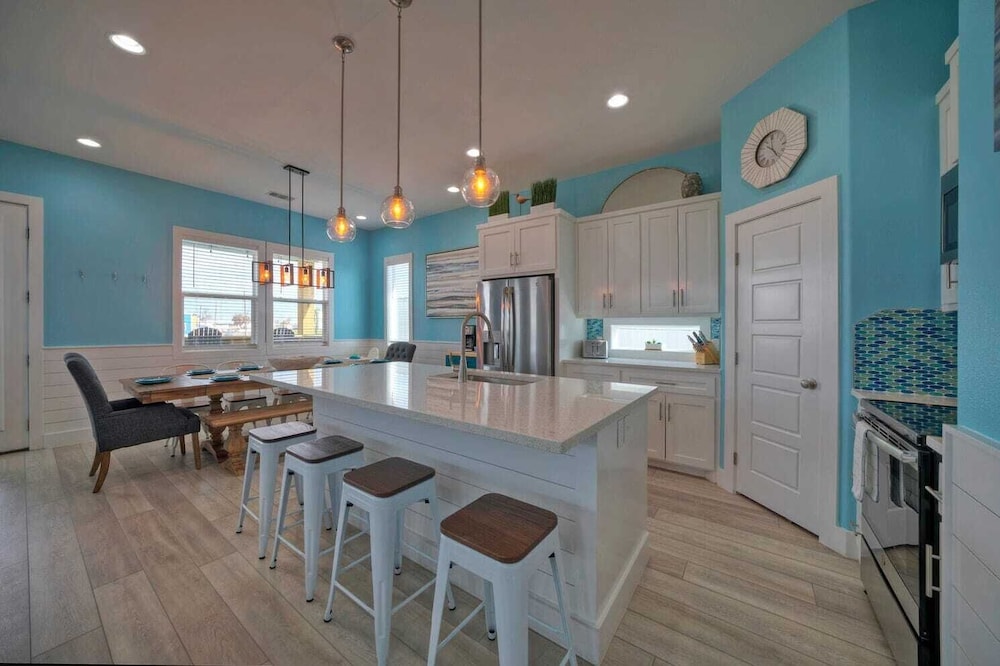 Sleeps 22! 2 Homes Priv Pool, Putting Green, Bar, Deck, Prime Port A Location