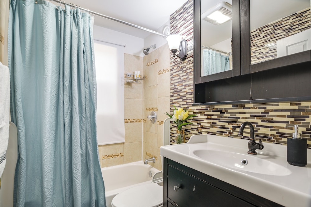 11 Mi to Downtown Baltimore: Middle River Townhome, photo 8
