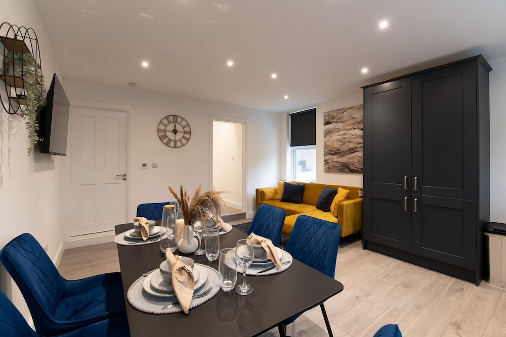 Woodside Park 3 Bedroom Apt with Parking
