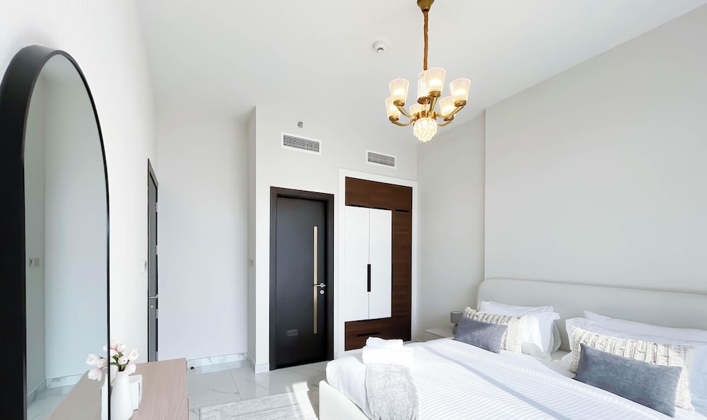 Jewelz Luxury 2BR Balcony, Pool & Garden Views