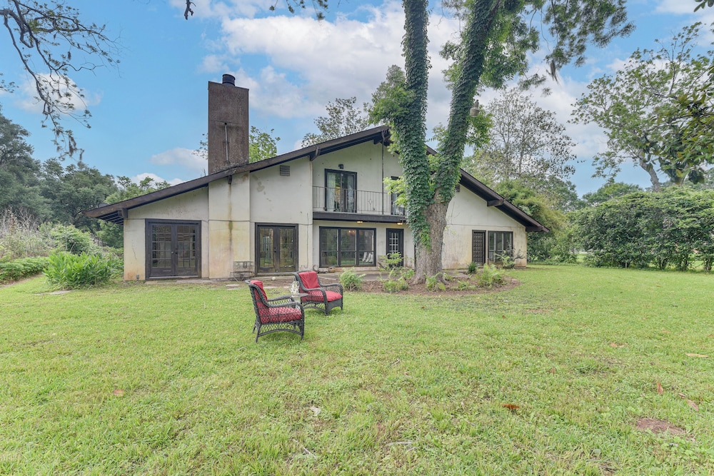 2 Mi to Dtwn: Spacious Angleton Home w/ Courtyard!