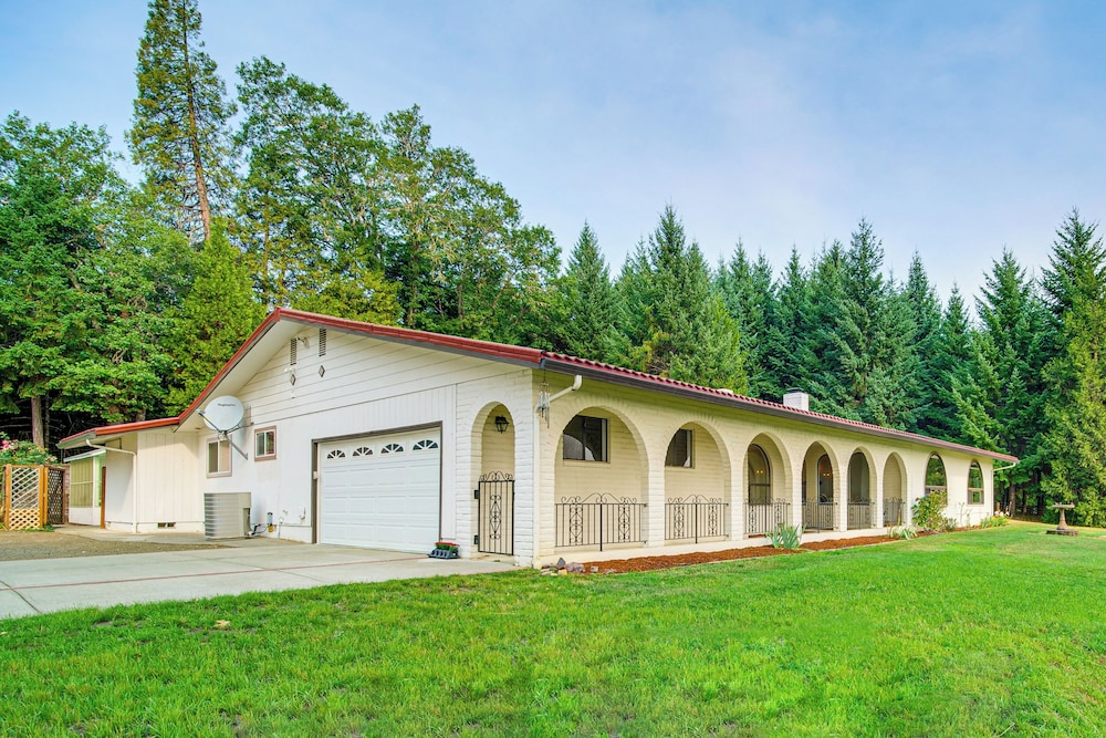 4 Mi to River: Umpqua Valley Villa w/ Fire Pit!