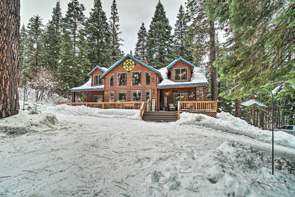 Garden Valley Cabin w/ Loft & Large Deck!