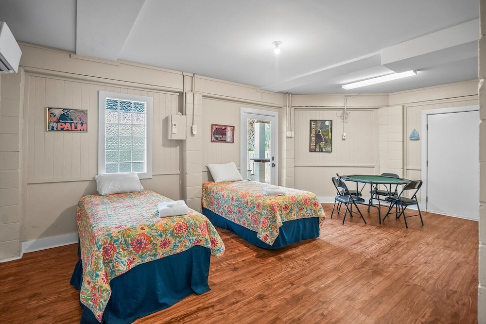 Elegant, Marsh-front 5-bed, 4-bath Home, Sleeps 12