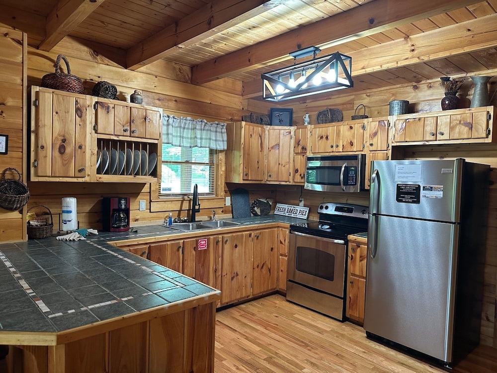 Chillin N Grillin 2 Bedroom Cabin