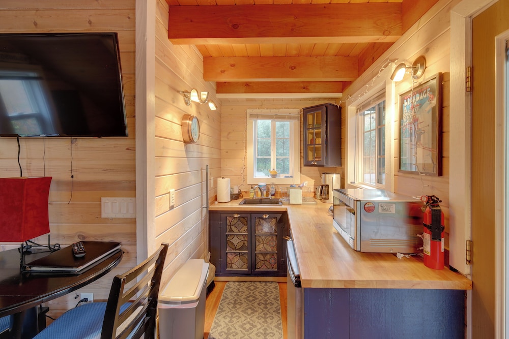 Ski, Hike, Relax By Water: Rustic Mccall Tiny Home