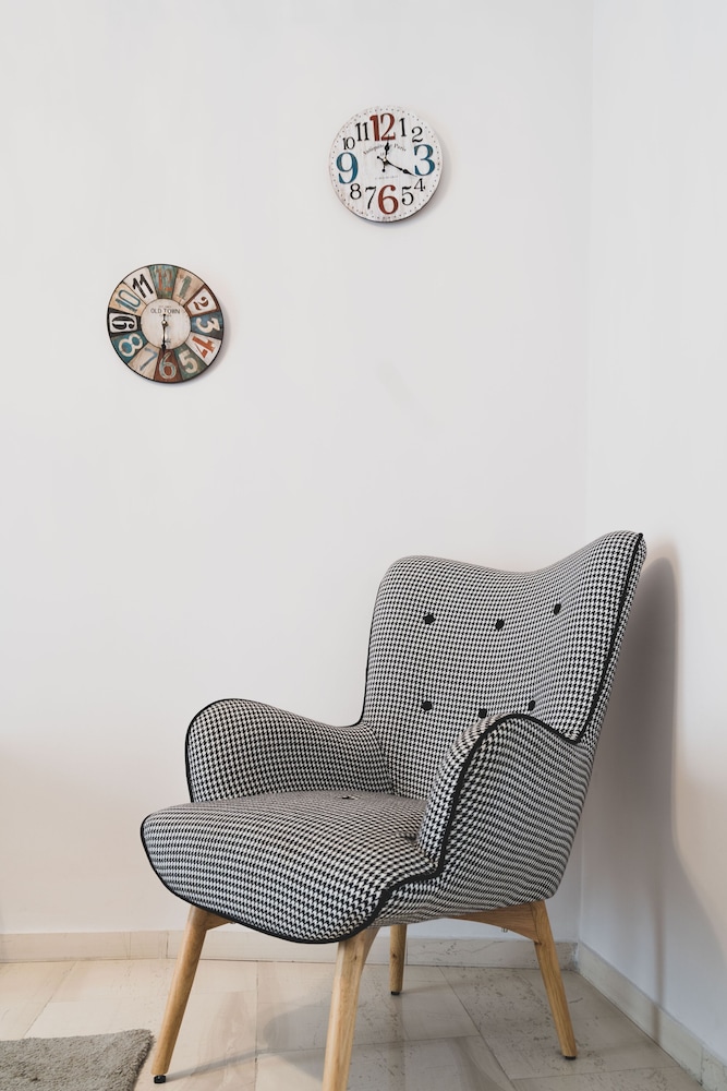 Daydreamers Flat Staircase to Neos Kosmos