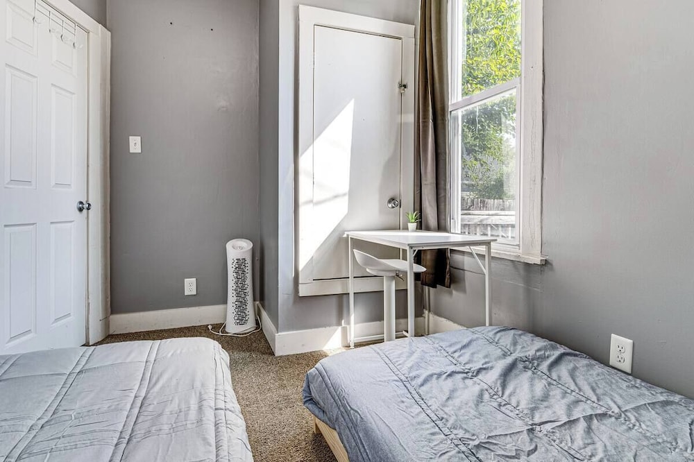 Charming 2 Bedroom with in Home Gym