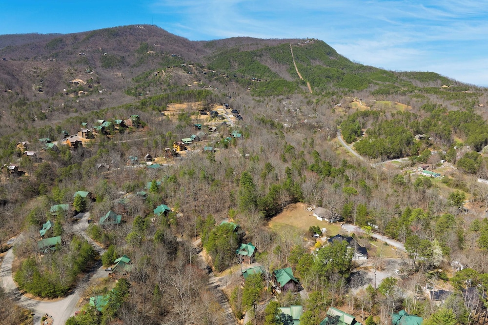 Hottub, Game Room, Forest Views, Near Gatlinburg Four Bears Lodge by Avantstay