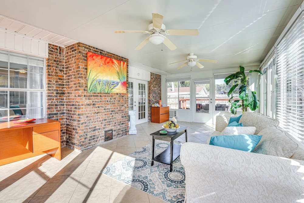 Sunny Retreat w/ Hot Tub in Fort Walton Beach!