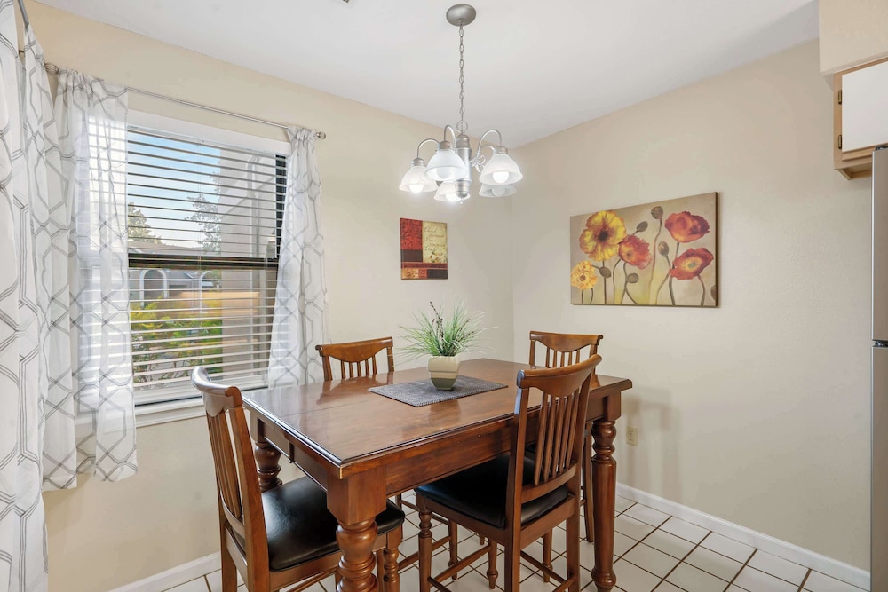 Fairway Retreat for 6 – Walk-in and Pet Friendly