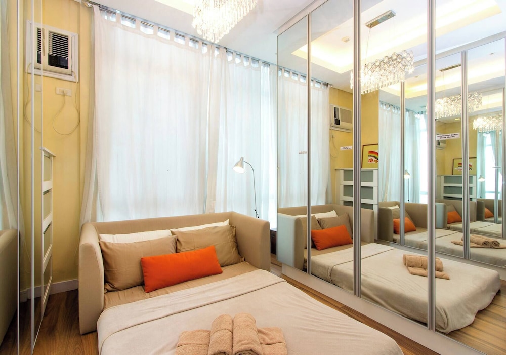 Elegant 2BR Apartment in Upscale Fort BGC Fast Wifi