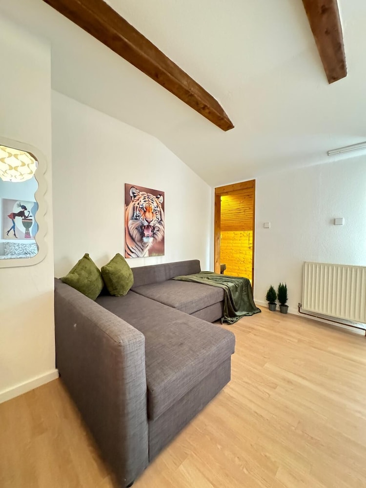 7 private Rooms in a spacious Villa