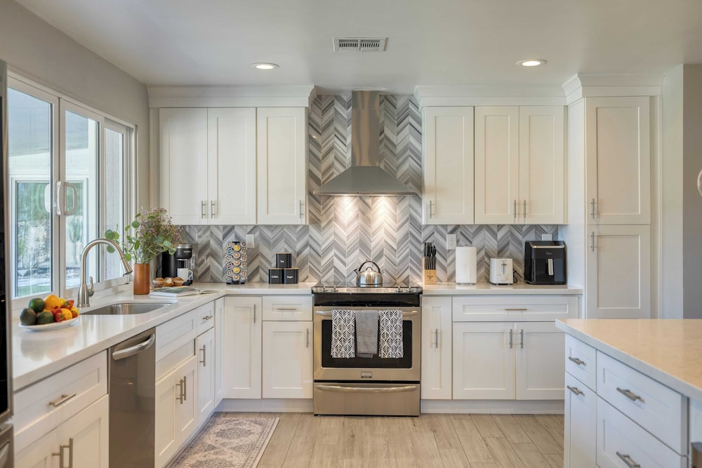 Near Camelback Mtn, Old Town, Trails, Golf + Spas w/ Pool, Hot Tub Camelback Casa by Avantstay