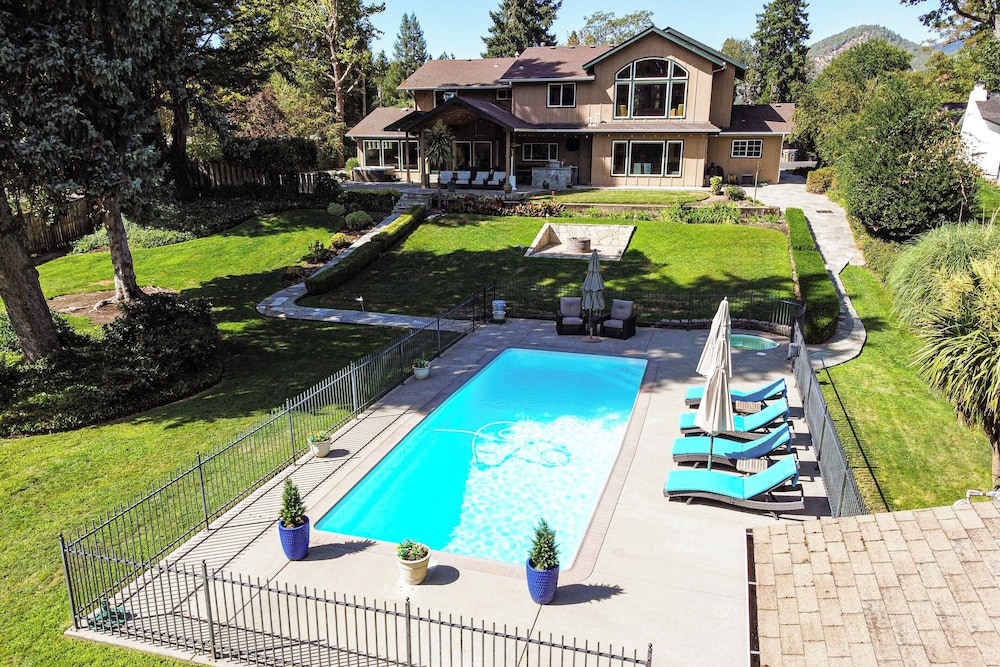 Lovely Riverfront Grants Pass Home: Pool & Hot Tub