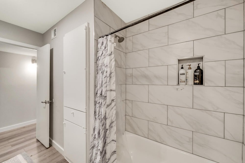 Modern 2BR Near UT Hyde Park Evonify - Property Image 30