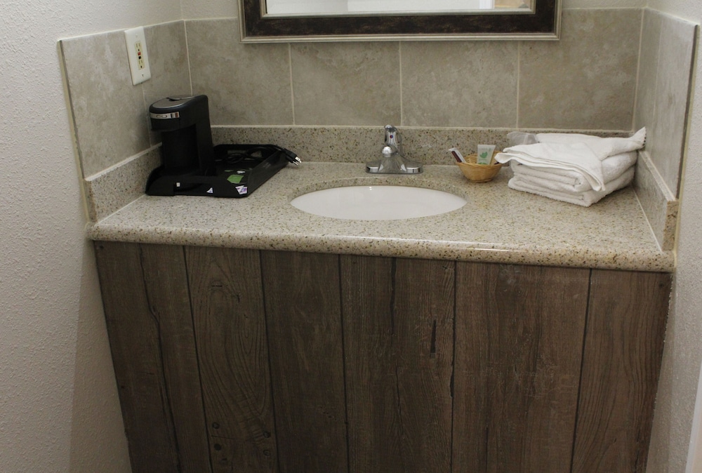 Rolla Vacations - Regency Inn - Property Image 8