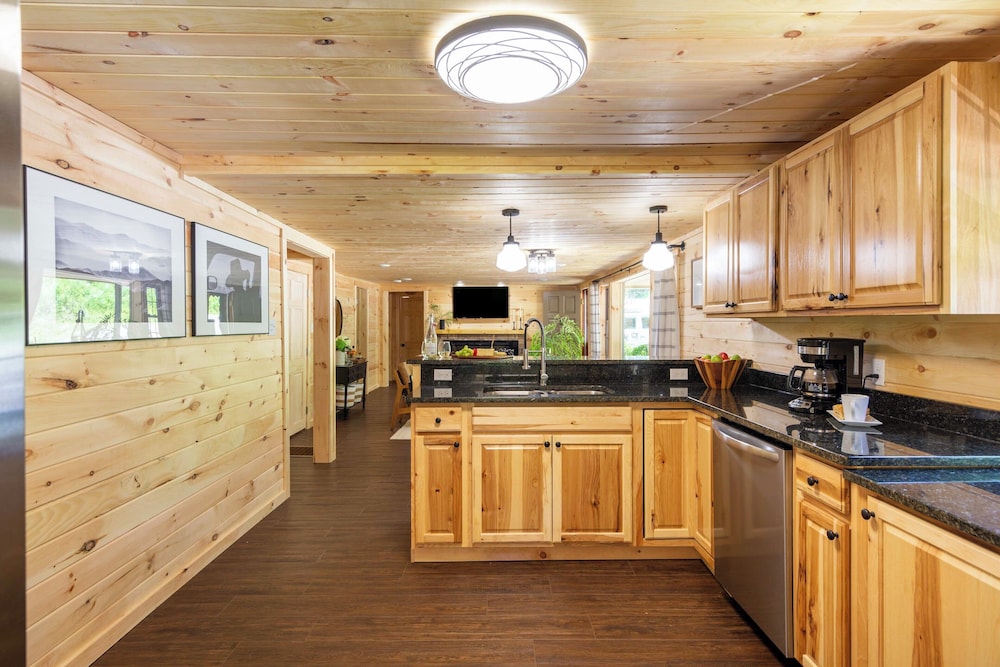 2 Mi to Dtwn: Spacious Gatlinburg Home w/ Hot Tub!