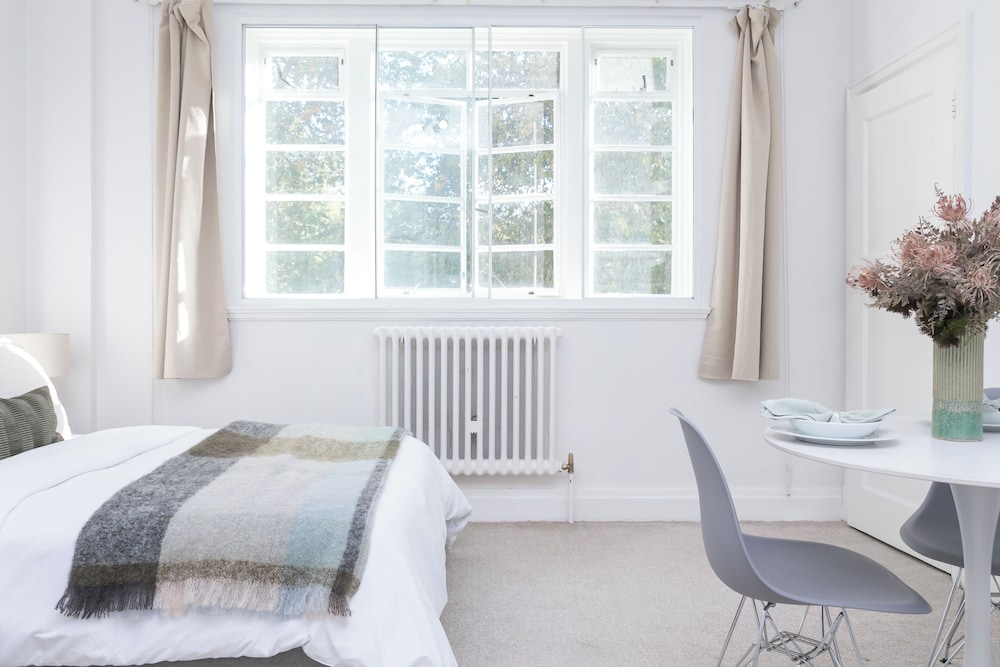 Beautifully Presented Centrally Located Studio apt