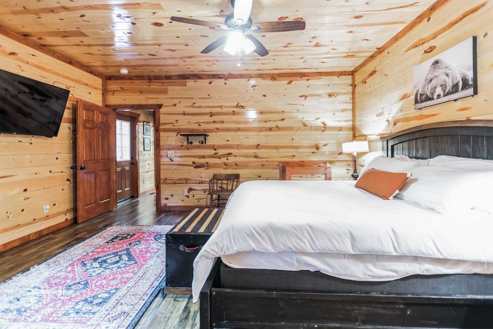 Laurel Point by Avantstay Sleeps 18! Indoor Pool, Hot Tub, Theater, Game Room
