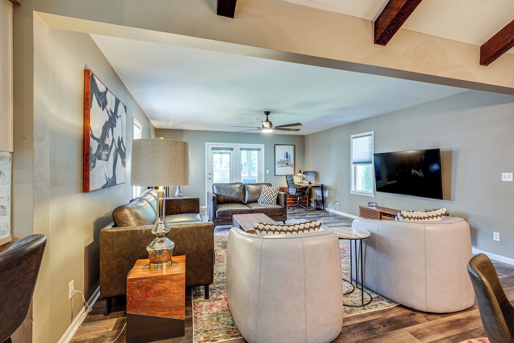 Chic Family-friendly Home in Riverside: 7 Mi to KC
