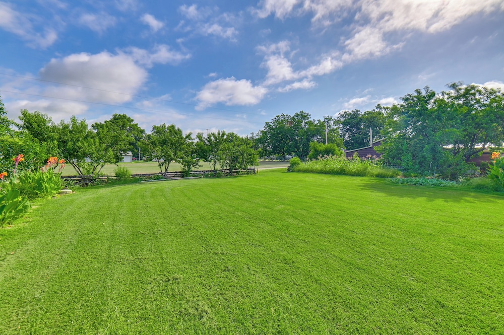 1 Mi to Boat Ramp: Lake Texoma Getaway w/ Deck