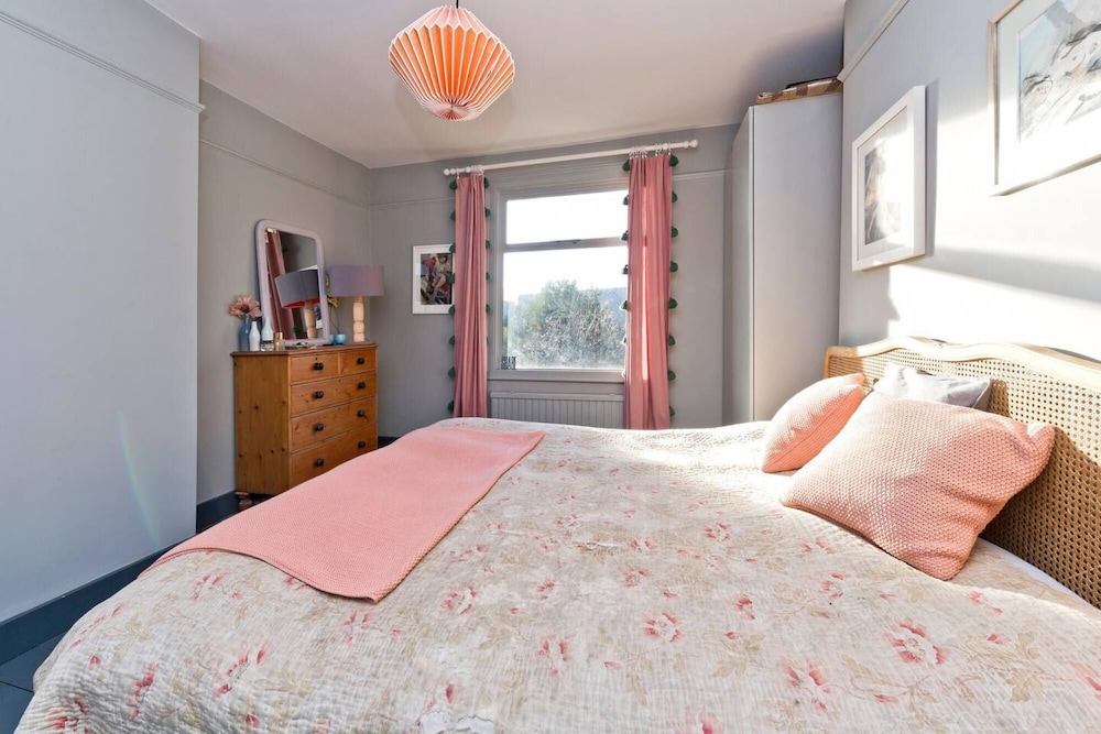 Long Stay Discounts - Modern Bright 5-bed Acton