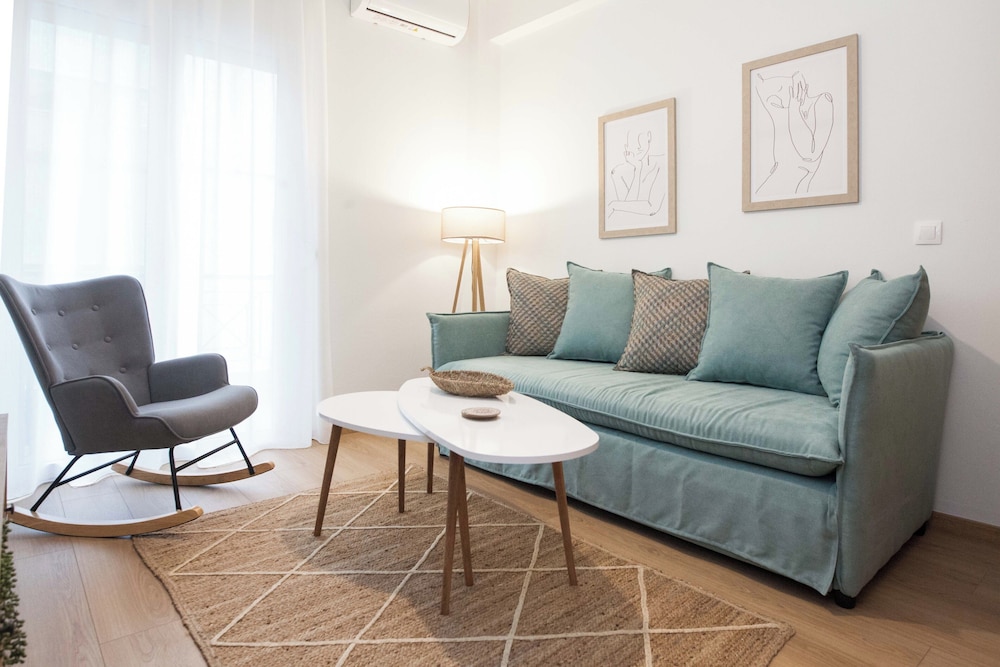 Fresh Urban Apt with Balcony in Zografou