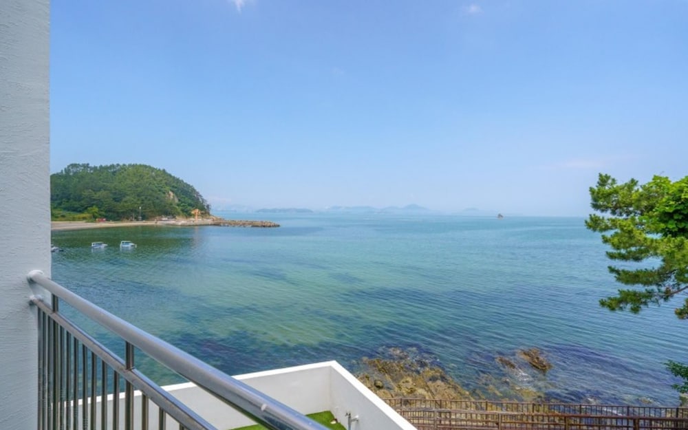 Geojedo Ocean View Dumo Mongdol Pension
