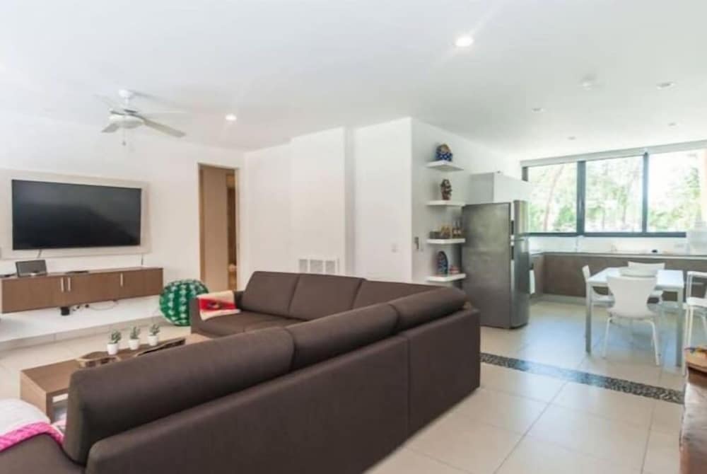 Spacious Contemporary 2 Bed Swim Up Condo- ENCANTO 102 – By Salt-Kisse view 5